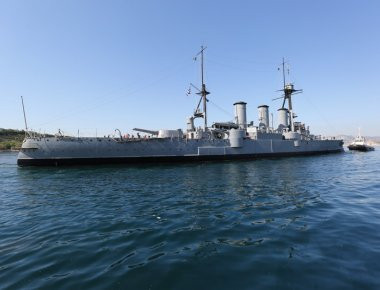 Εκπληκτικές φωτογραφίες από την μετακίνηση του θωρηκτού «Αβέρωφ» στα ναυπηγεία Σκαραμαγκά